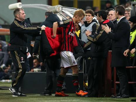 Keisuke Honda lascia il campo. Ansa